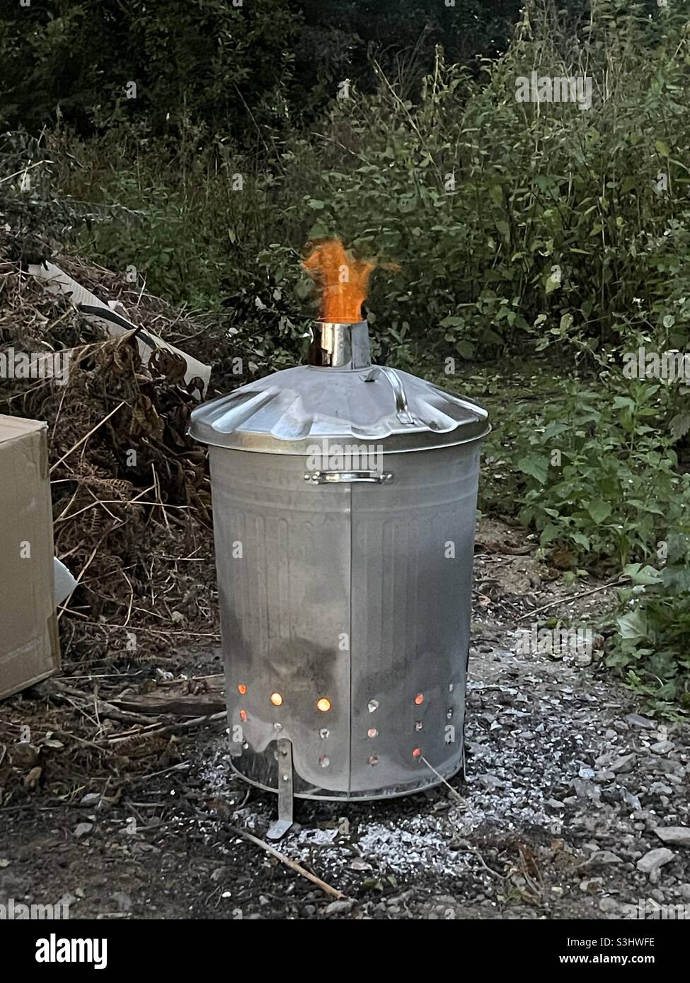 Brûler des déchets dans un incinérateur de poubelles Photo Stock - Alamy