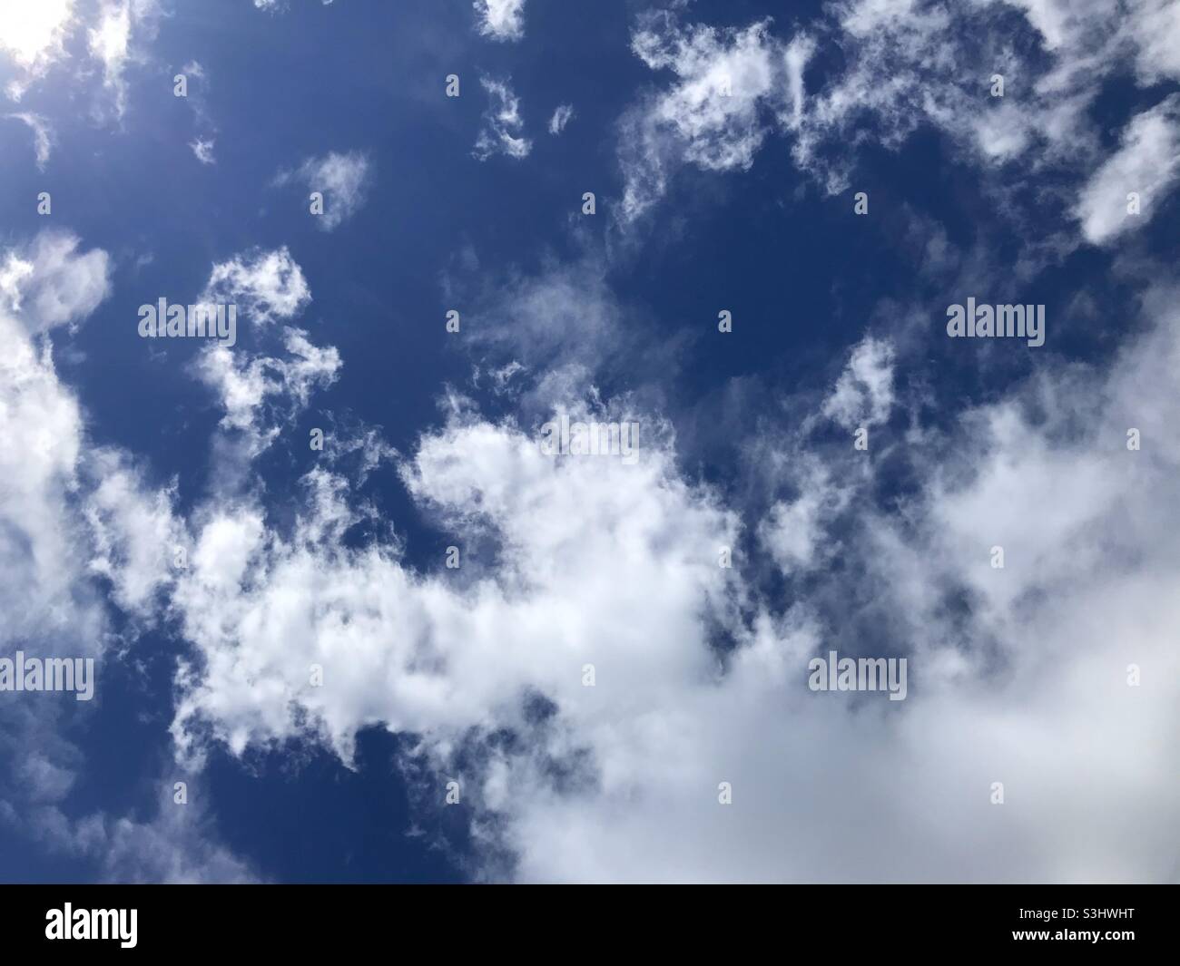 Ciel bleu et nuages blancs Banque D'Images