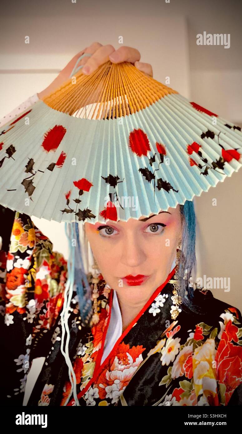 Geisha femme ventilateur et lèvres rouges Banque D'Images