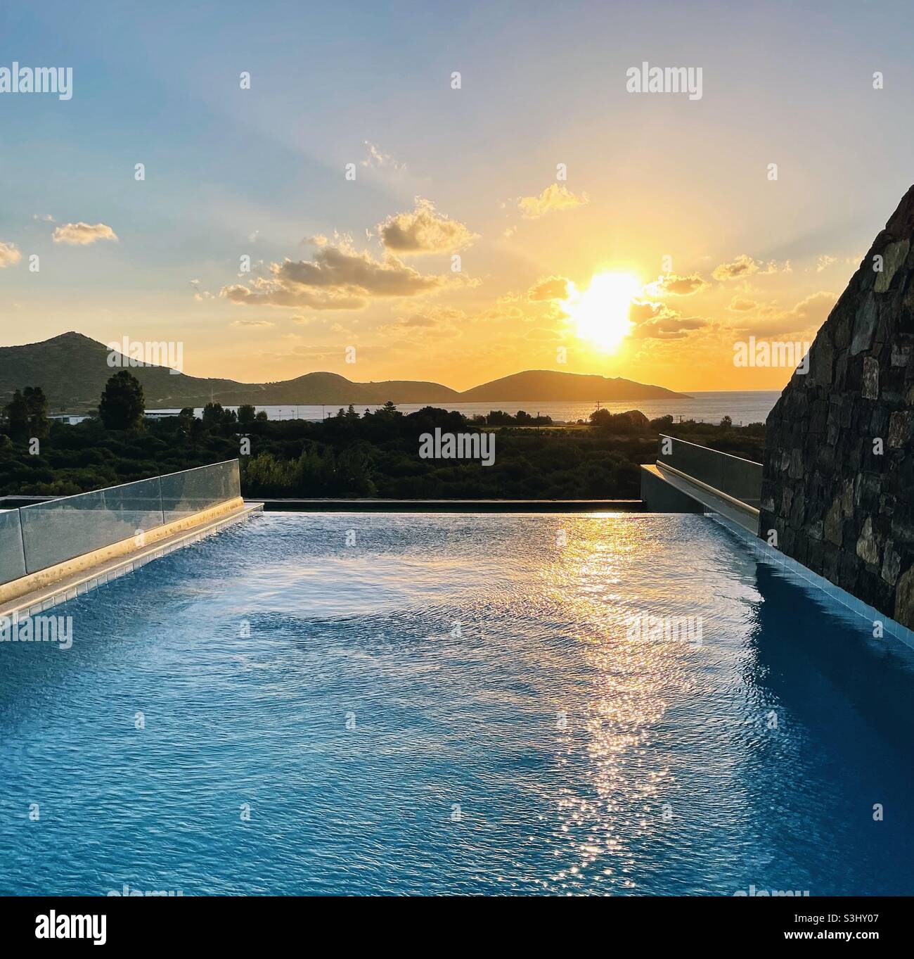 Lever du soleil dans une piscine extérieure de Crète - Image de stock capturée avec un smartphone