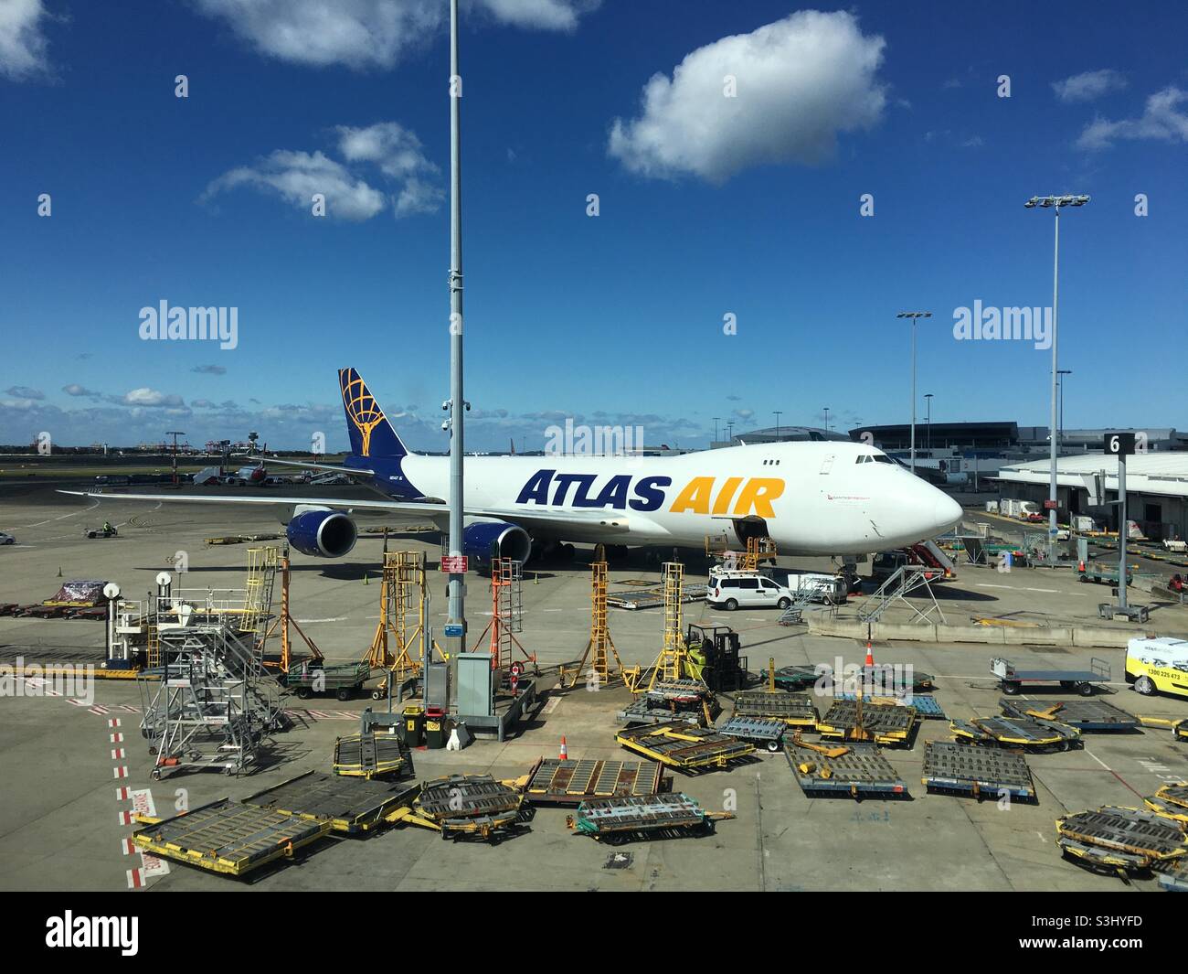Atlas Air Boeing 747/800 chargé à l'aéroport international de Sydney. Banque D'Images