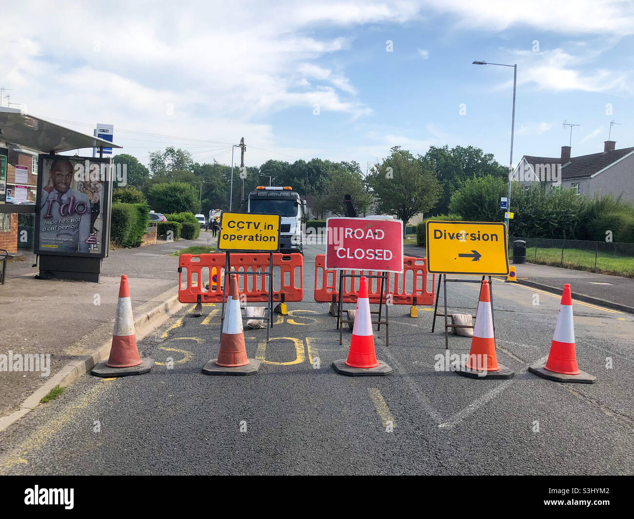 Une route de Reading est fermée pour rectification et réparation. - Image de stock capturée avec un smartphone