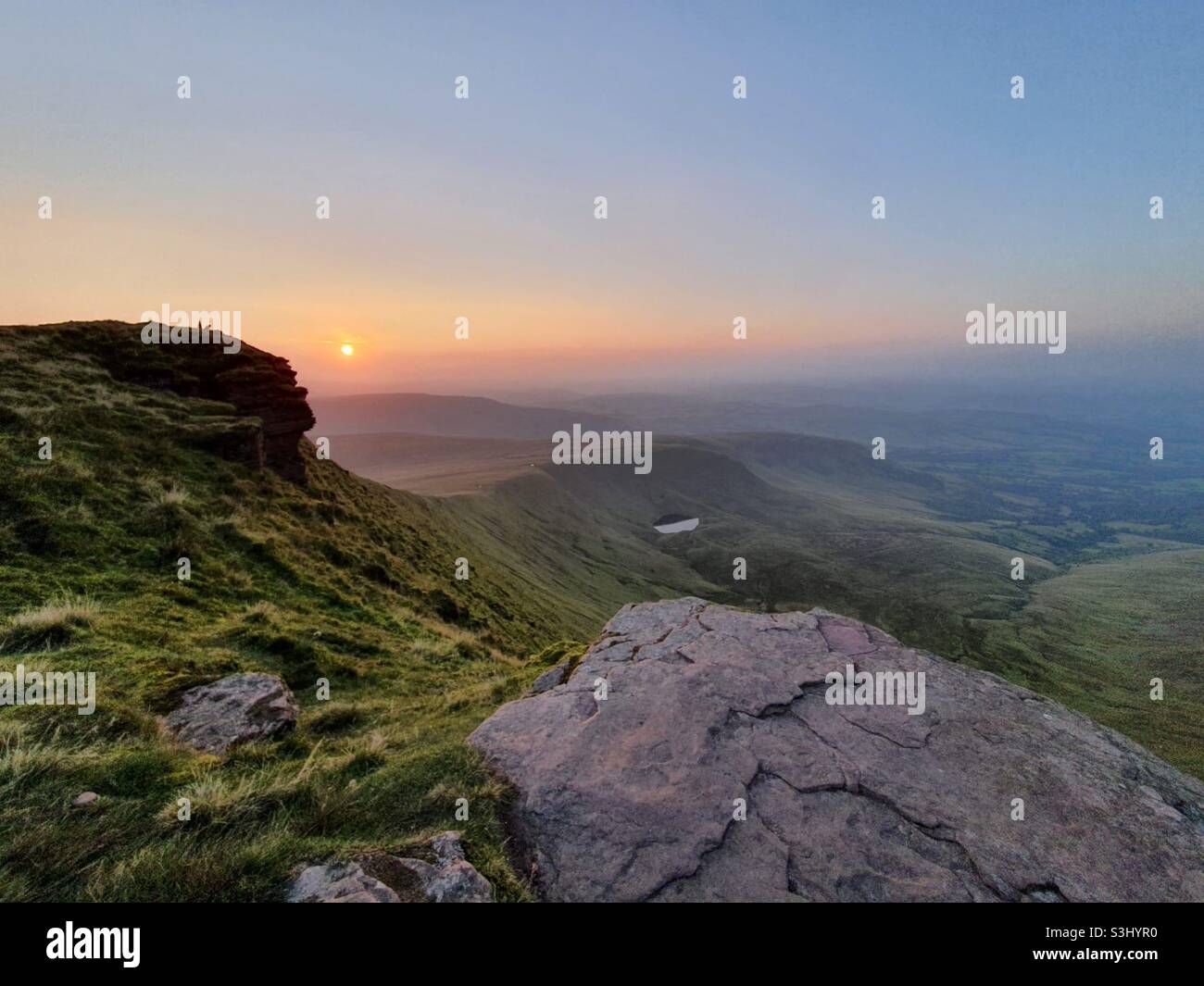 Coucher de soleil sur Corn du, sur Llyn CWM Llwch, Brecon Beacons, septembre. Banque D'Images