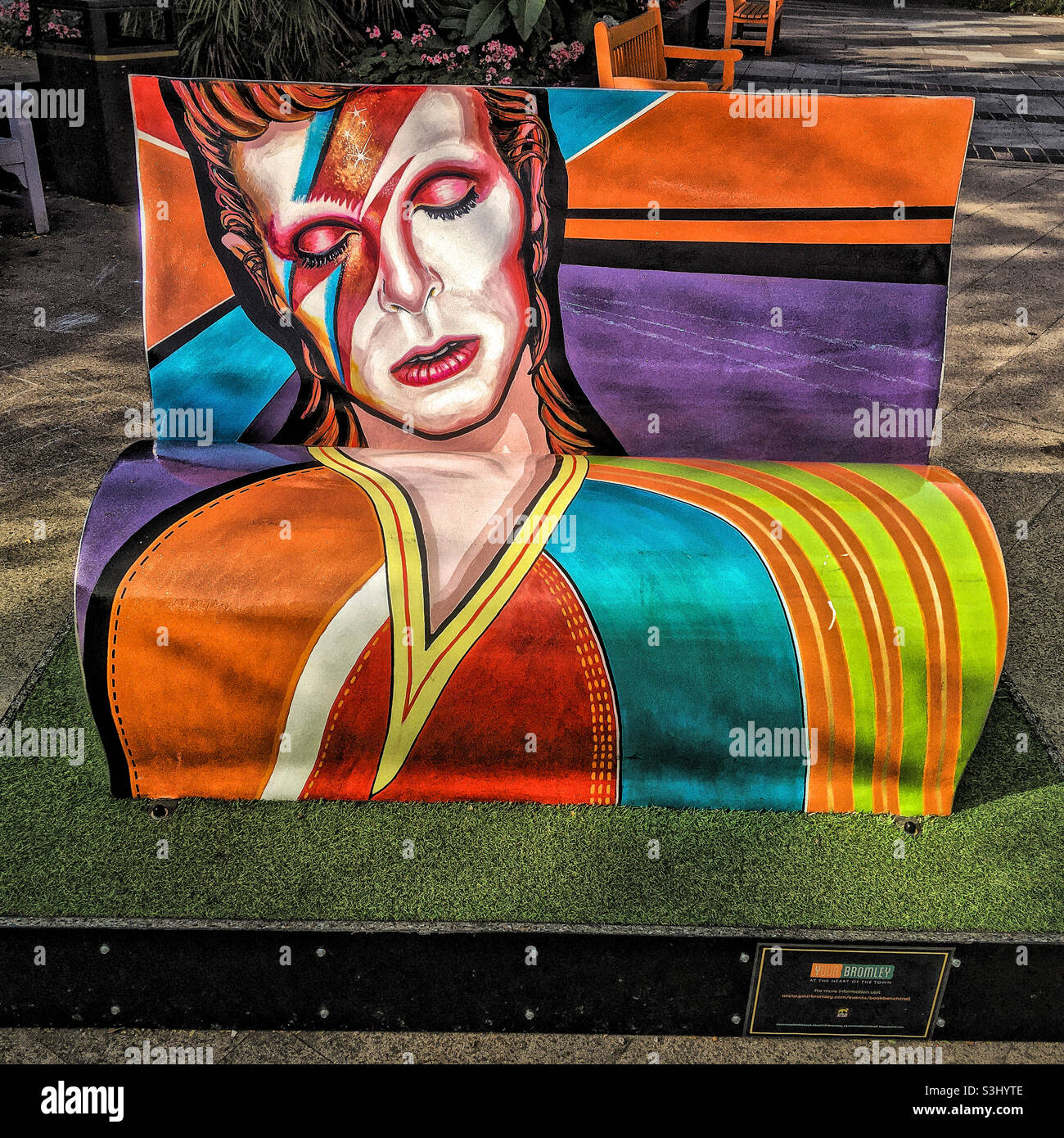 Œuvre d'art Aladdin Sane de David Bowie sur un banc commémoratif, Bromley - Image de stock capturée avec un smartphone