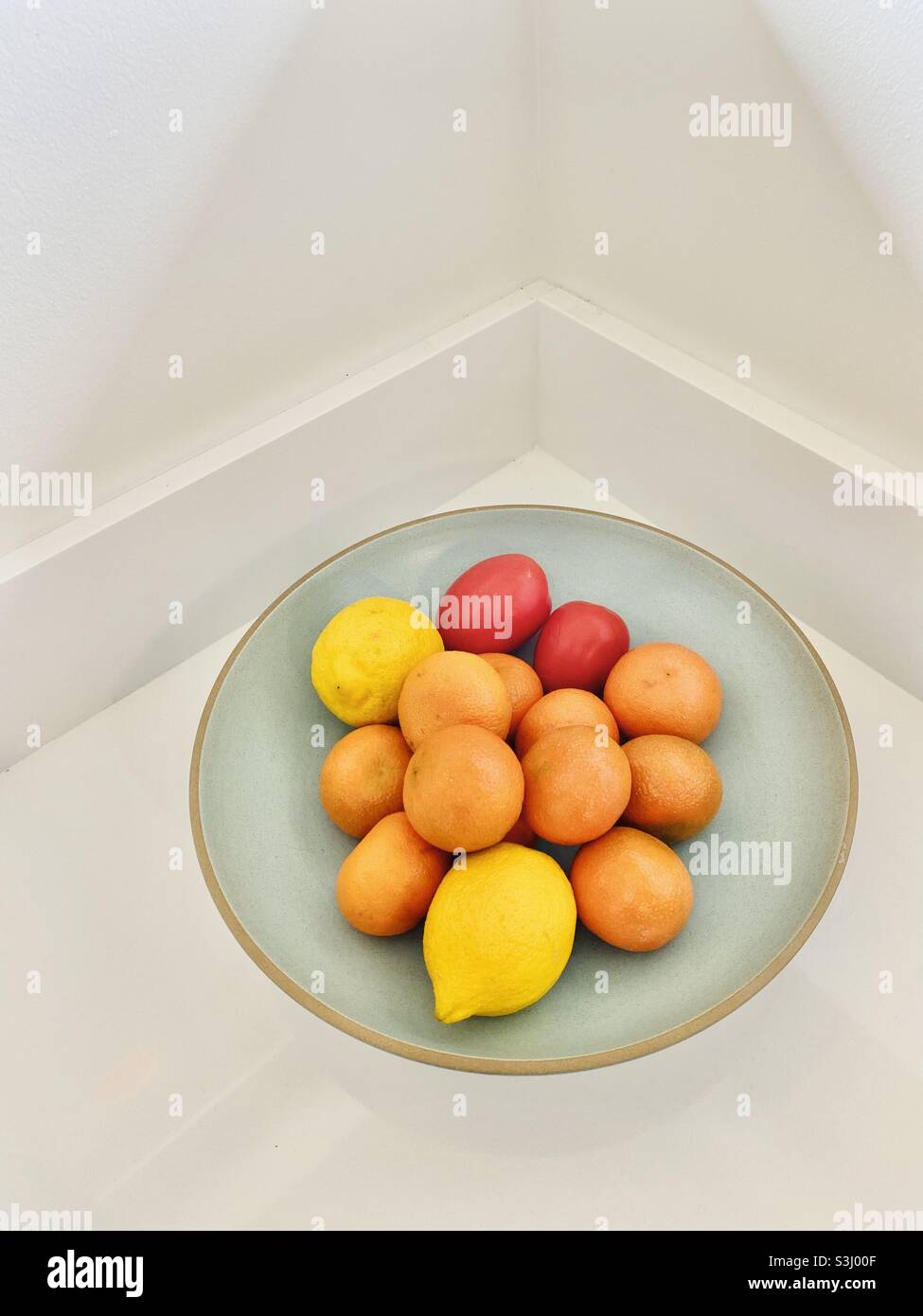 Oranges, citrons et tomates dans un bol bleu clair - Image de stock capturée avec un smartphone