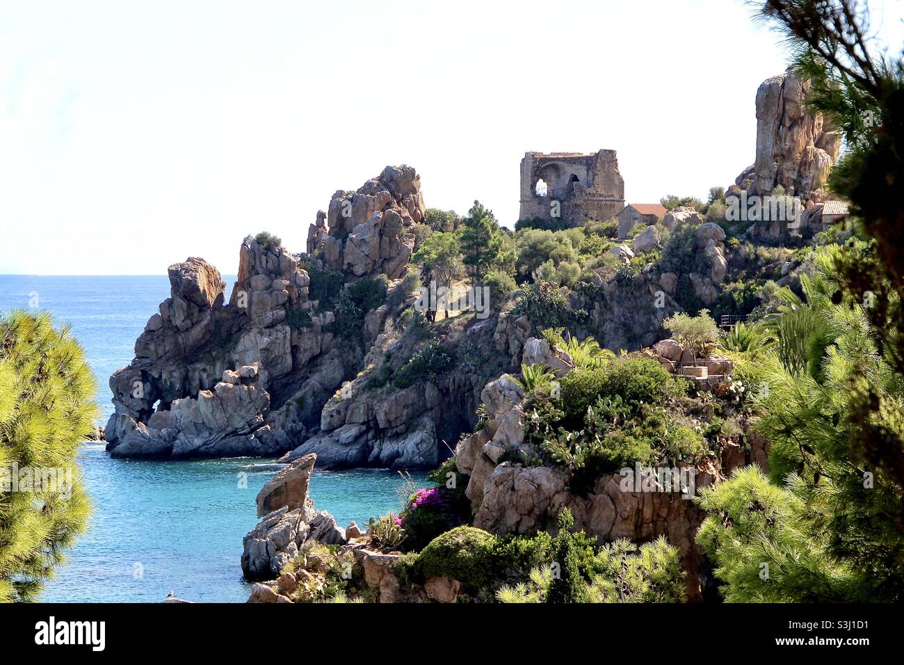 La Torre Caldura est la demeure d'une tour d'observation côtière construite au XVIe siècle à Cefalu, en Sicile Banque D'Images