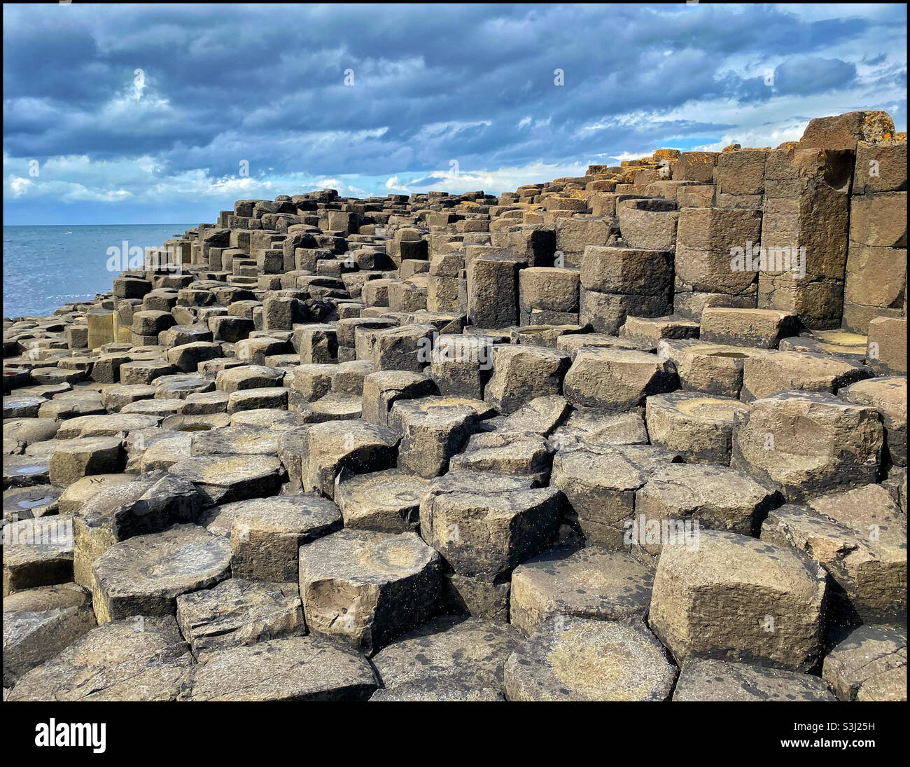Le célèbre pentagone et des blocs de roche de basalte de forme hexagonale qui constituent le site de l'UNESCO connu sous le nom de chaussée des géants en Irlande du Nord. Photo ©️ COLIN HOSKINS. Banque D'Images