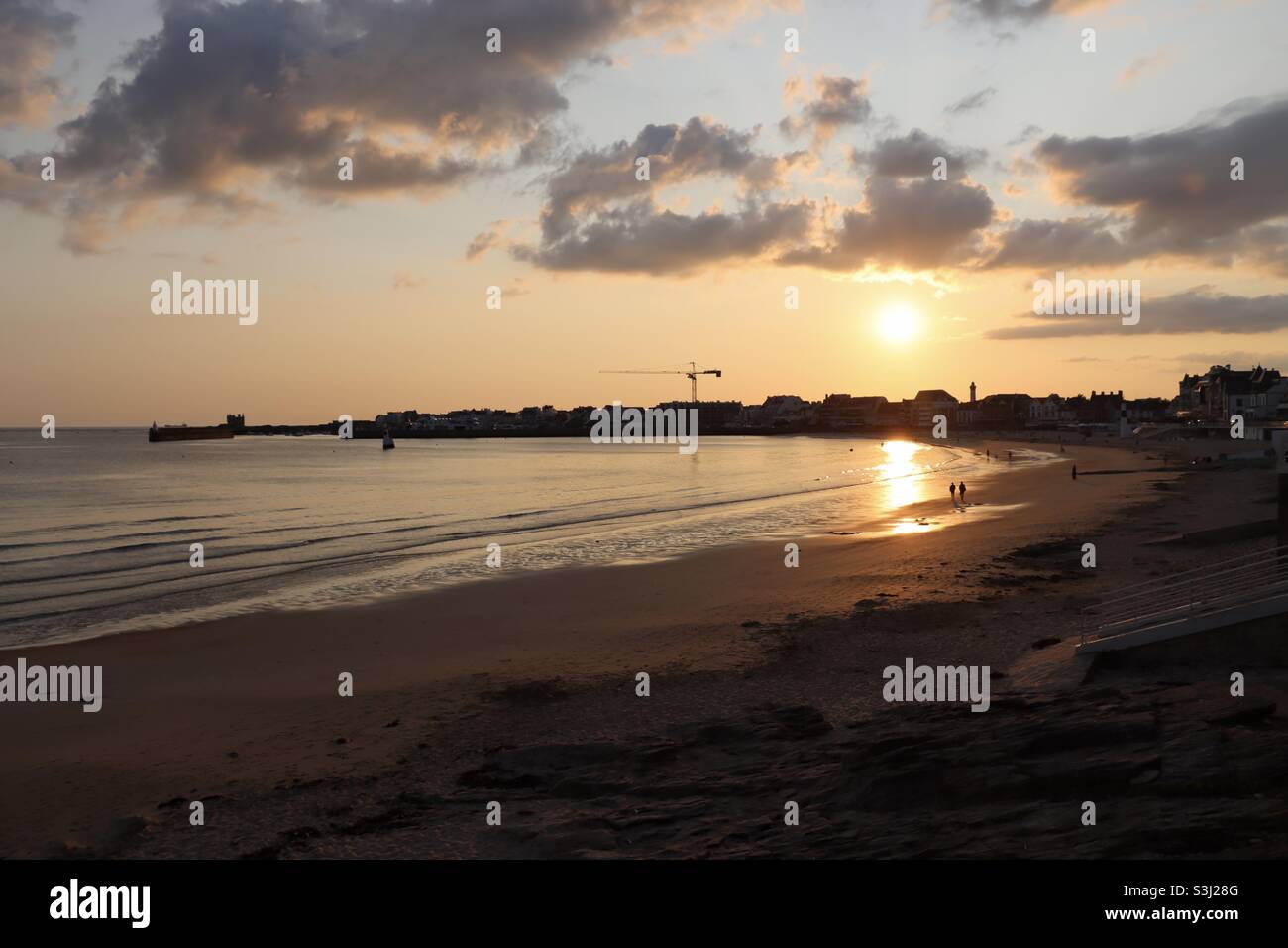 Le coucher de soleil sur la plage de Quiberon en Bretagne, France, le 2021 août - Image de stock capturée avec un smartphone