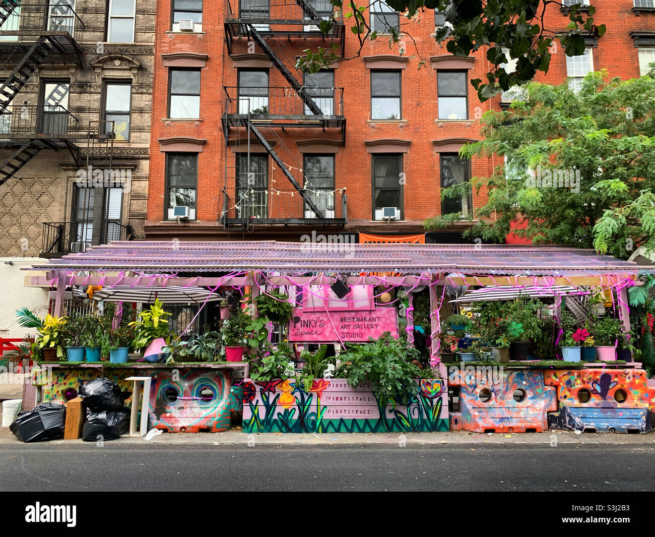 Pinky’s Space Restaurant Art Gallery and Studio, East Village, Manhattan, New York, New York, États-Unis - Image de stock capturée avec un smartphone Pinky’s Space Restaurant Art Gallery and Studio, East Village, Manhattan, New York, New York, États-Unis - Image de stock capturée avec un smartphone