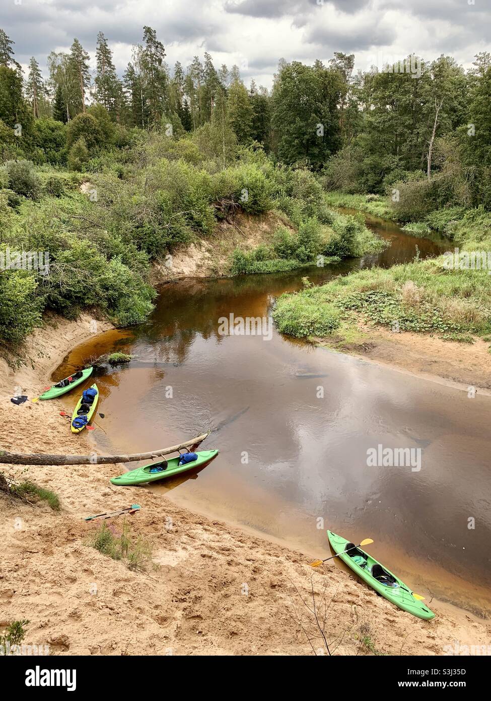Magnifique paysage de nature avec rivière et kayaks amarrés en été - Image de stock capturée avec un smartphone