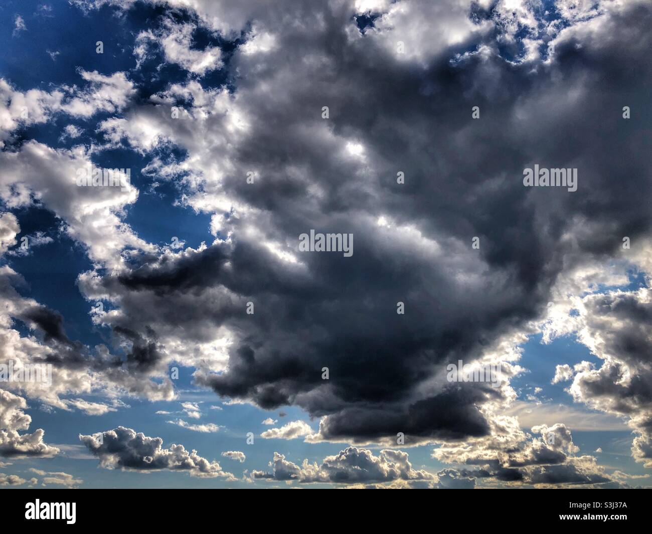 Des nuages inquiétants qui remplissent le ciel. Banque D'Images