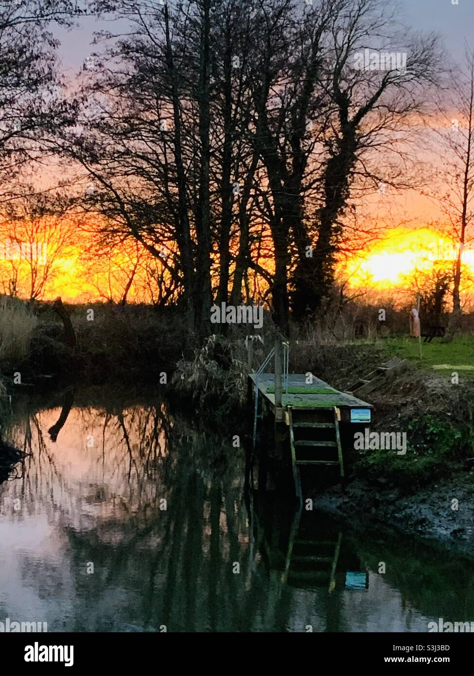 Coucher De Soleil Sur La Riviere Avec Ponton En Hiver Photo Stock Alamy