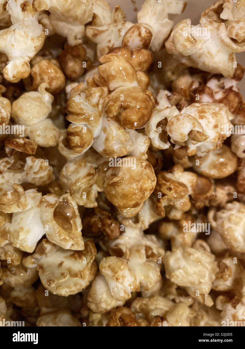 Délicieux pop-corn caramélisé de gros plan - Image de stock capturée avec un smartphone
