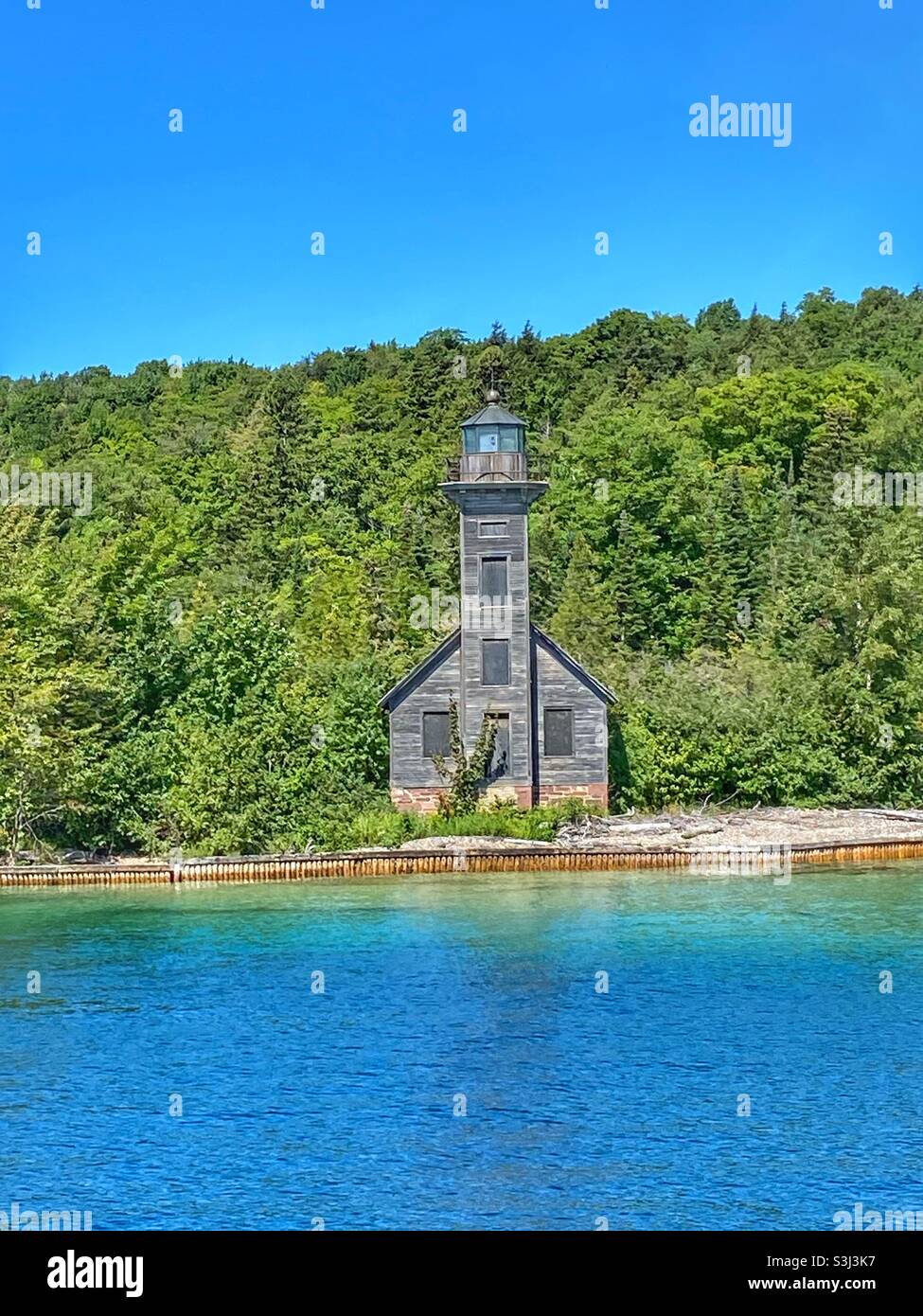 Magnifique phare le long du rivage le long du parc national Pictured Rocks Lakeshore - Image de stock capturée avec un smartphone