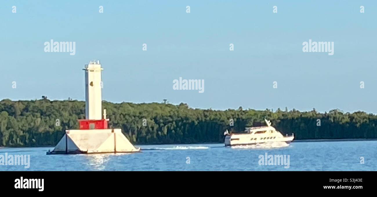 Ferry en bateau passant par le phare de l'île Mackinac - Image de stock capturée avec un smartphone