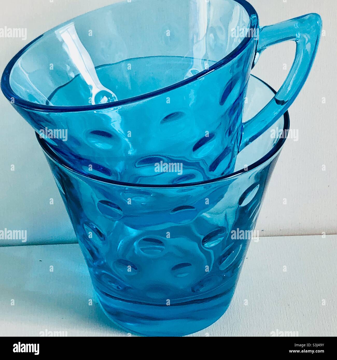 Tasses en verre modernes, bleu turquoise vintage du milieu du siècle Banque D'Images