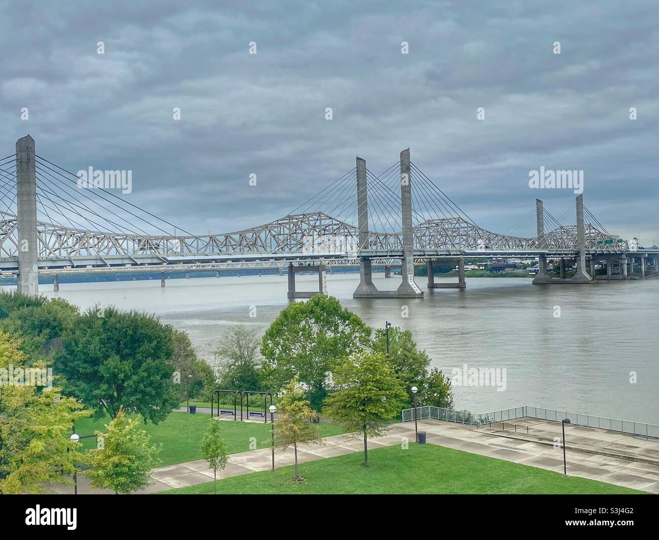 Pont sur la rivière Ohio à Louisville, Kentucky Banque D'Images