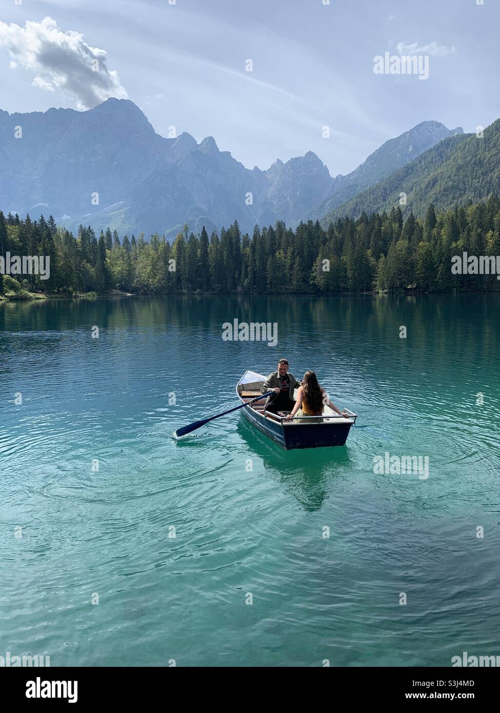 Couple dans un bateau de rang sur le lagho di fuzine Italie Banque D'Images