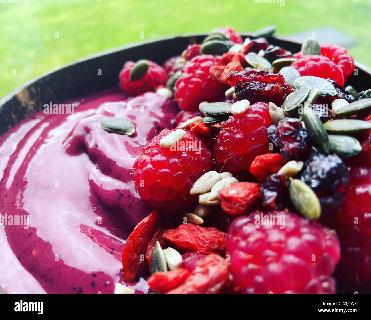 Bol à smoothie avec fruits et graines Banque D'Images