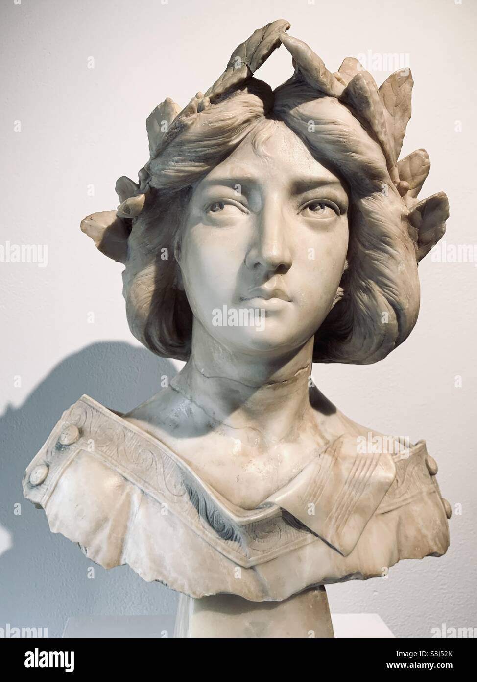 Sculpture en marbre femme de style classique - Image de stock capturée avec un smartphone