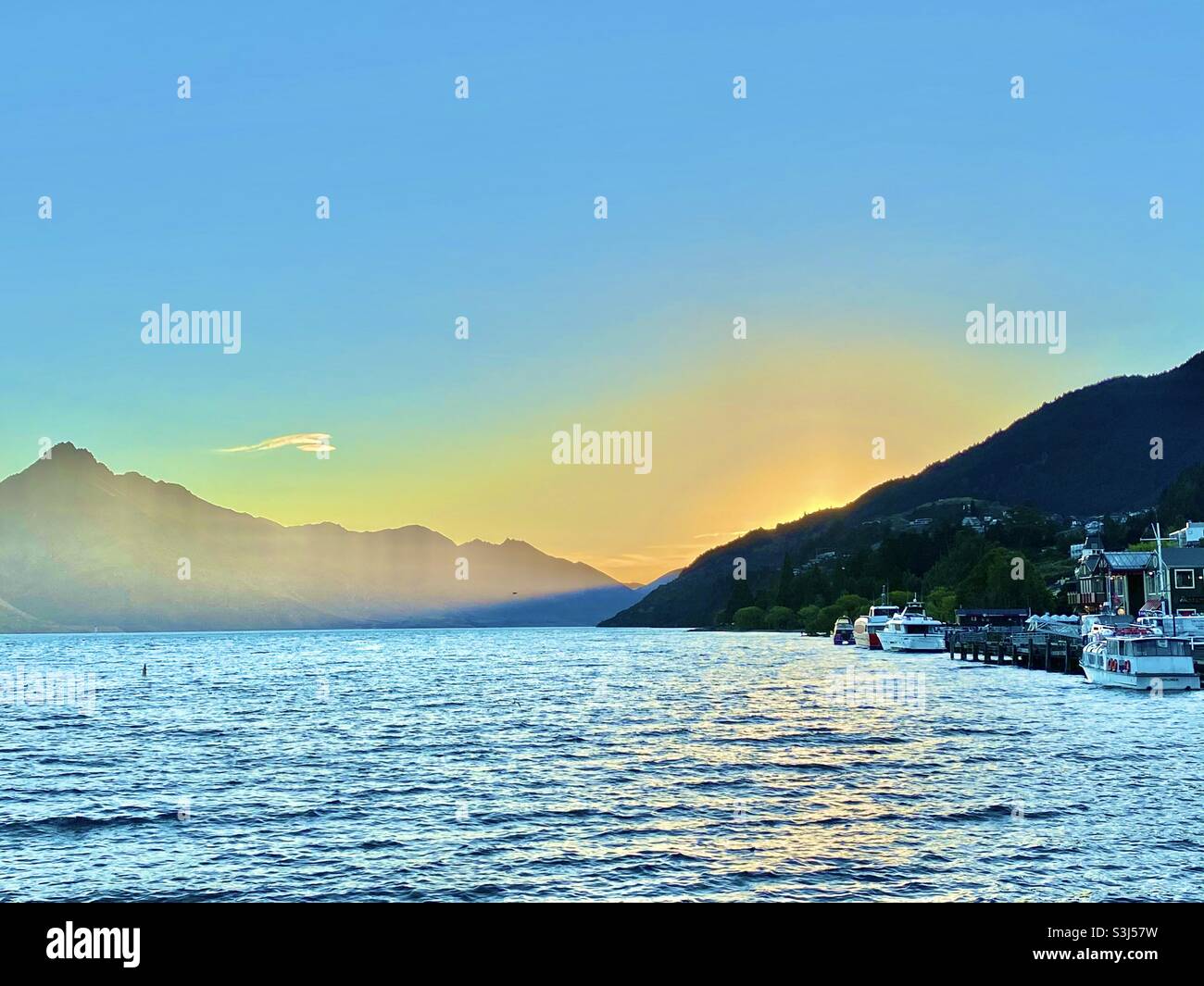 Coucher de soleil sur le lac Wakatipu, Queenstown, Nouvelle-Zélande Banque D'Images