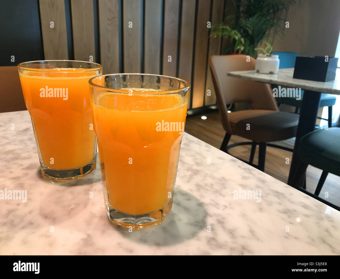 Deux verres de jus d'orange. - Image de stock capturée avec un smartphone