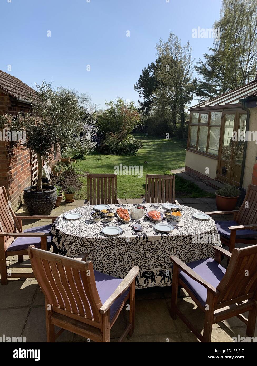 Barbecue d'été dans le jardin anglais Banque D'Images