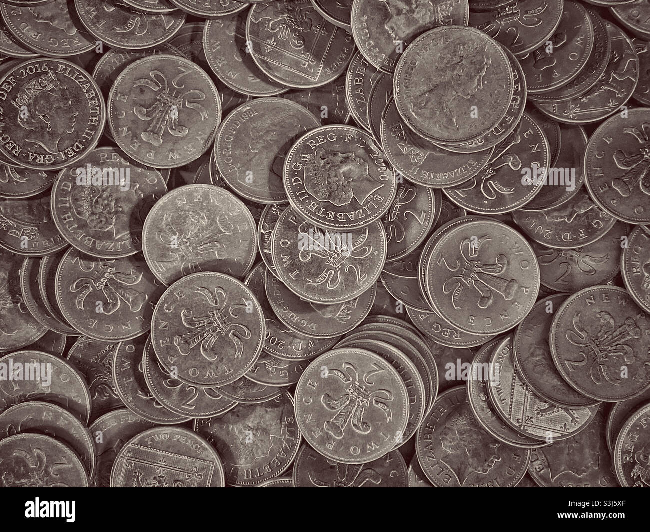 Une vue en hauteur d'une collection de pièces de 2 pence britanniques. Une vue régulière dans les arcades d'amusement où les machines à sous sont jouées. Beaucoup de pièces de monnaie s'ajoute à beaucoup d'argent?! Photo ©️ COLIN HOSKINS. - Image de stock capturée avec un smartphone