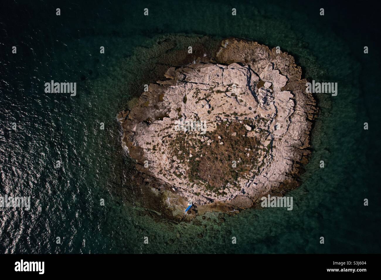 Petite île près de la côte de croatie dans la mer méditerranée Banque D'Images