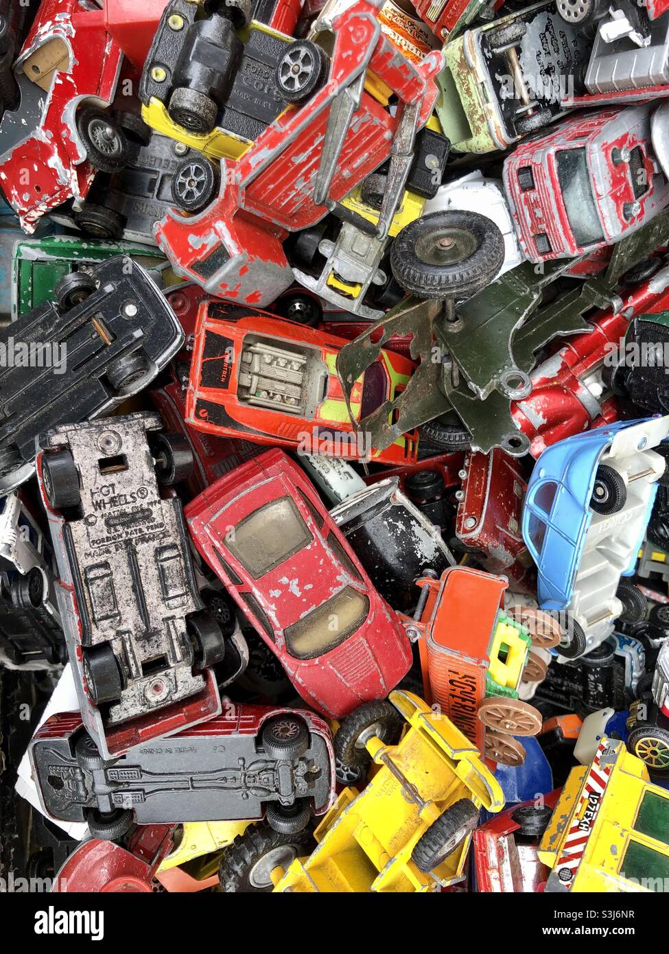Un assortiment de voitures et de fourgonnettes - Image de stock capturée avec un smartphone