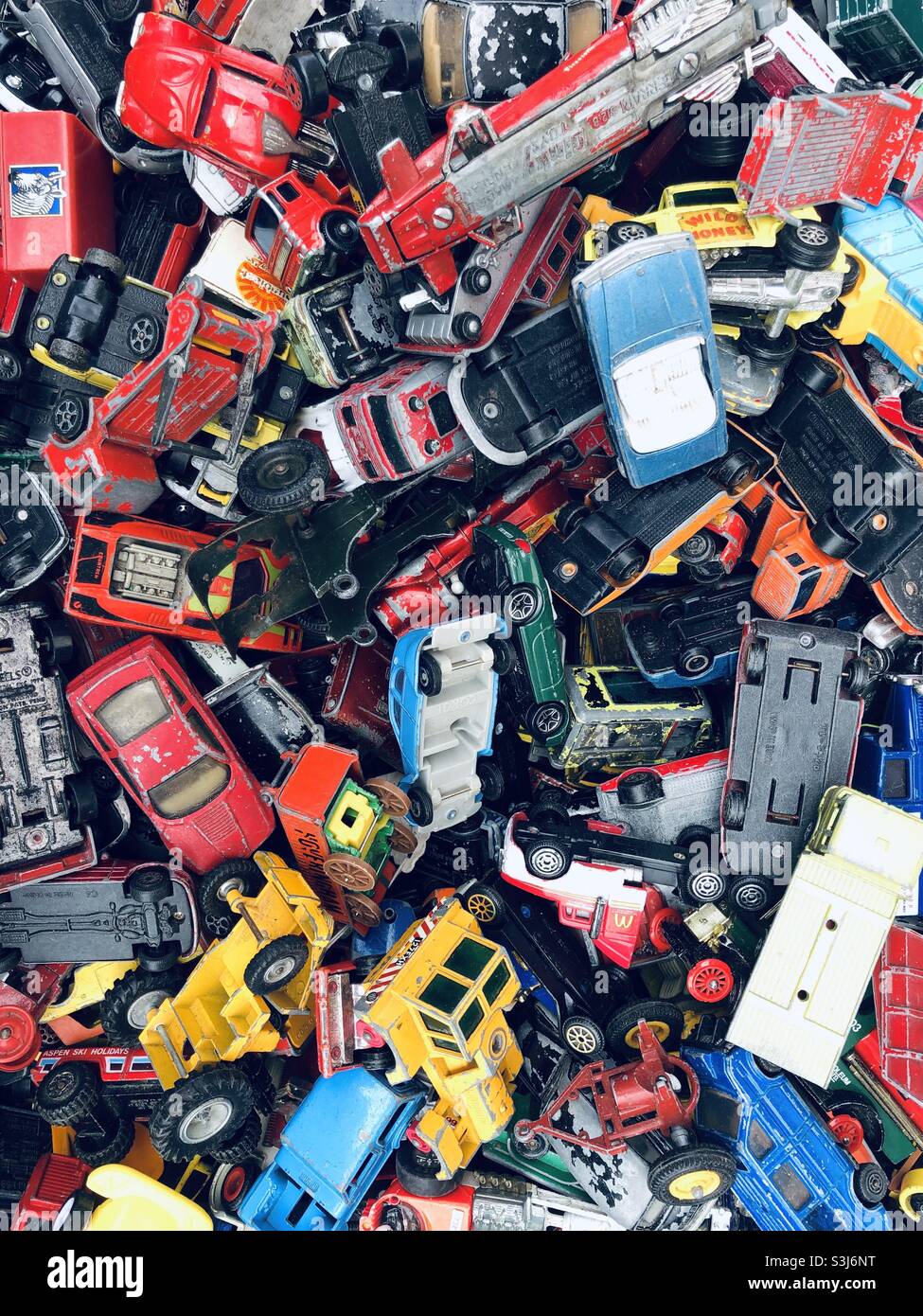 Un assortiment de voitures et de camions anciens - Image de stock capturée avec un smartphone