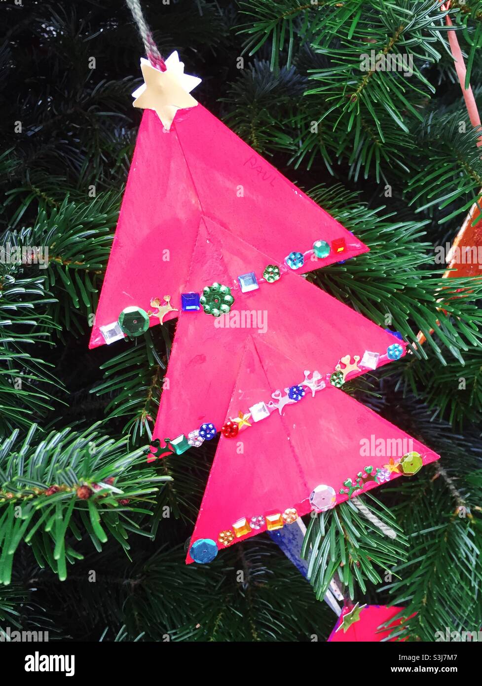 Arbre de Noël en papier décoré fait par un enfant - Image de stock capturée avec un smartphone