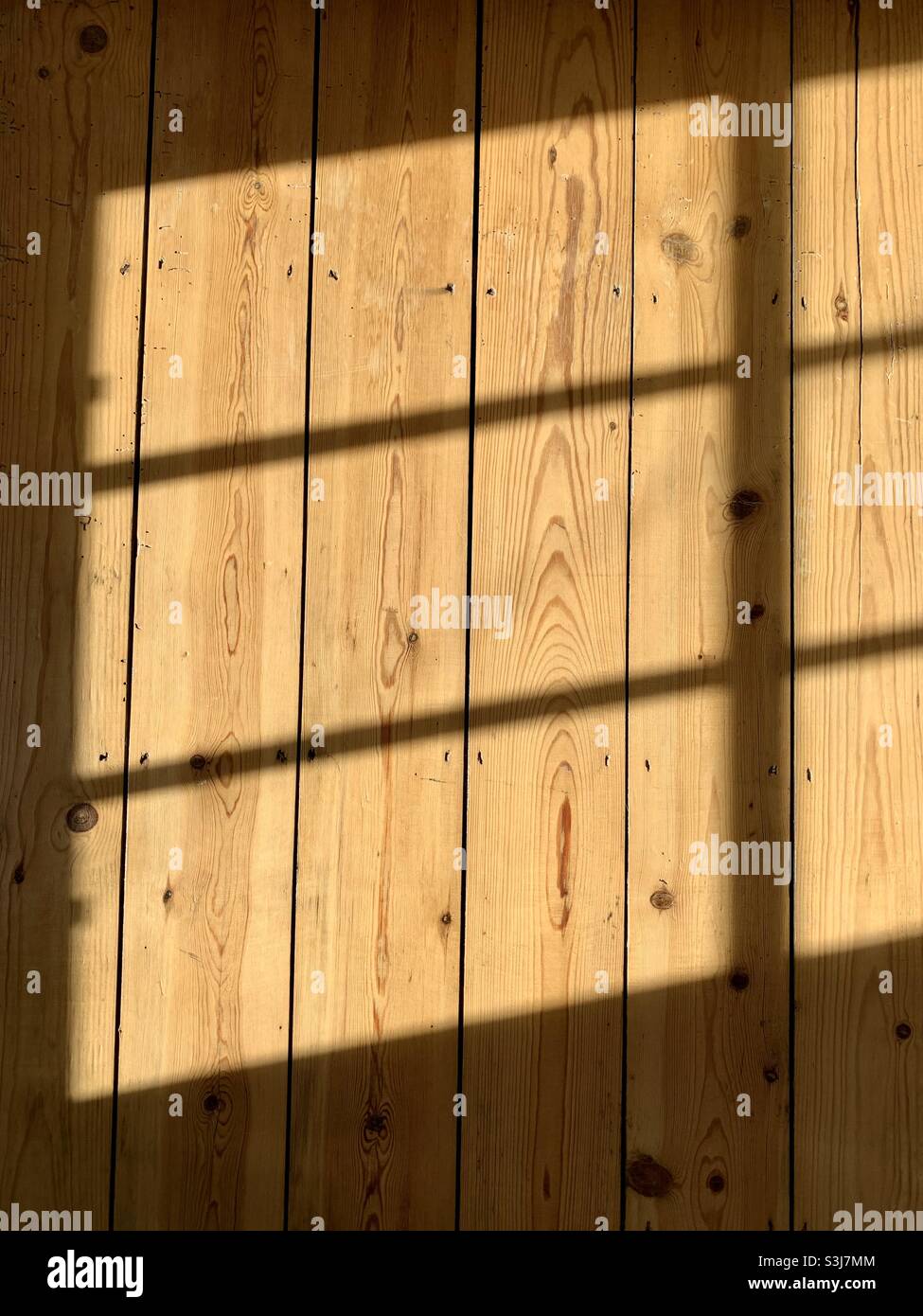 Ombres et lumière du soleil sur les parquets Banque D'Images