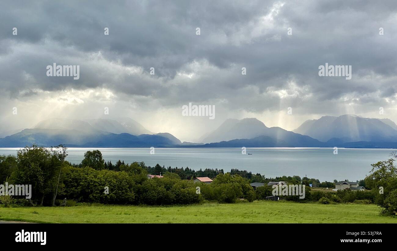 Spectaculaire comme des chutes sur Kachemak Bay State Park de l'autre côté de Cook Inlet votre maison ou en Alaska. Banque D'Images