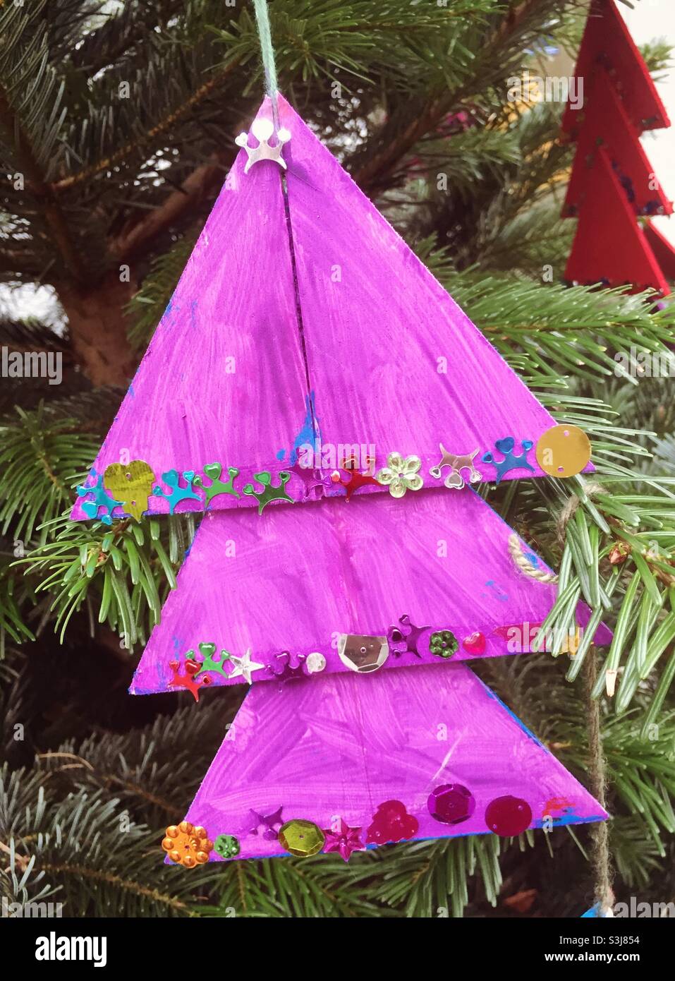 Arbre de Noël en papier rose à la main - Image de stock capturée avec un smartphone
