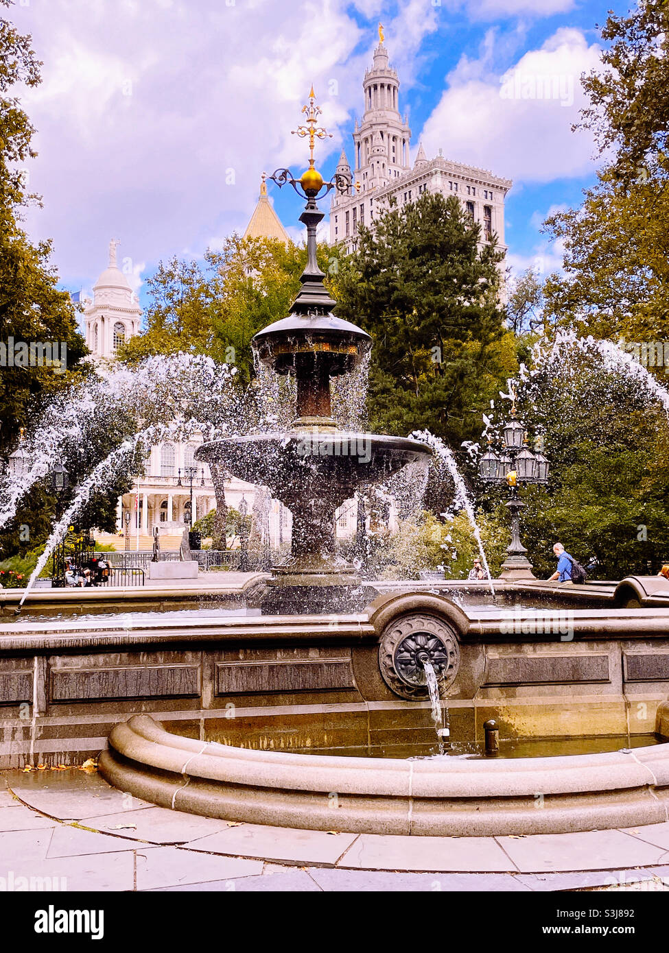 La fontaine du parc de l'hôtel de ville a des ruisseaux d'eau impressionnants, 2021, NYC, Etats-Unis - Image de stock capturée avec un smartphone