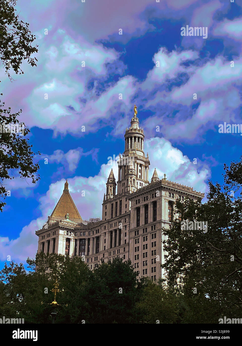 Le bâtiment municipal de New York, vu de City Hall Park lors d'un après-midi d'automne clair, 2021, NYC, USA - Image de stock capturée avec un smartphone