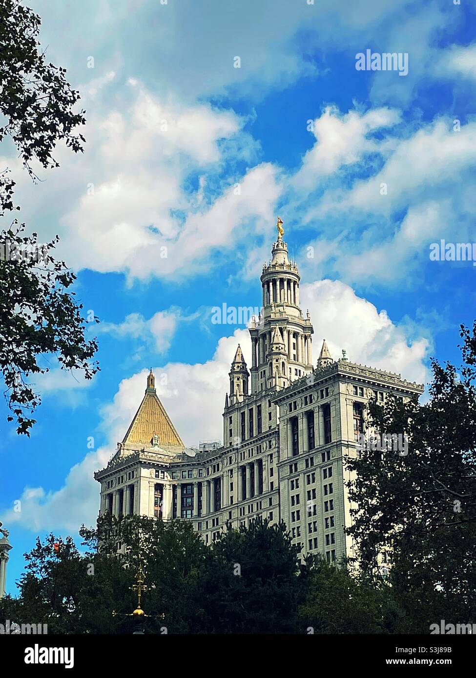 Le bâtiment municipal de New York, vu de City Hall Park un après-midi ensoleillé, 2021, Etats-Unis, New York - Image de stock capturée avec un smartphone