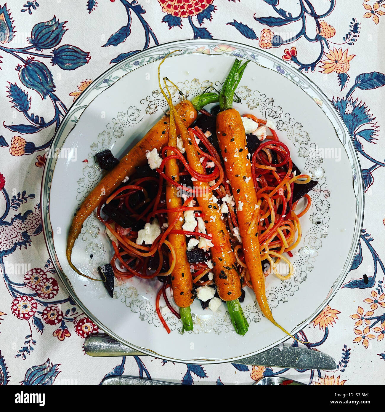 Bol de spaghetti avec des carottes et des feta. Banque D'Images