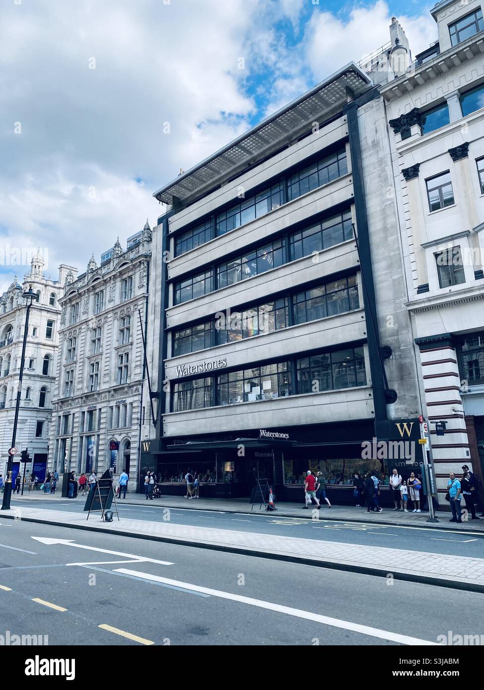 Librairie Waterstones sur Piccadilly à Londres. La plus grande librairie d'Europe avec plus de 8 miles d'étagères Banque D'Images