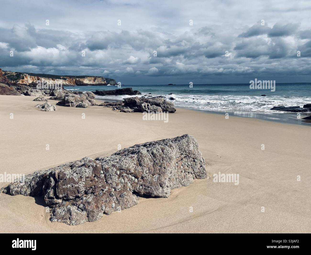 Rochers sur la plage et un ciel très orageux Banque D'Images