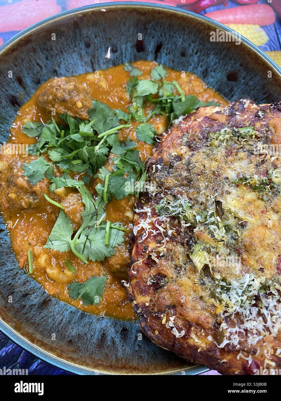 Pâtes italiennes et soupe de tomates Meatball avec pizza végétarienne - Image de stock capturée avec un smartphone