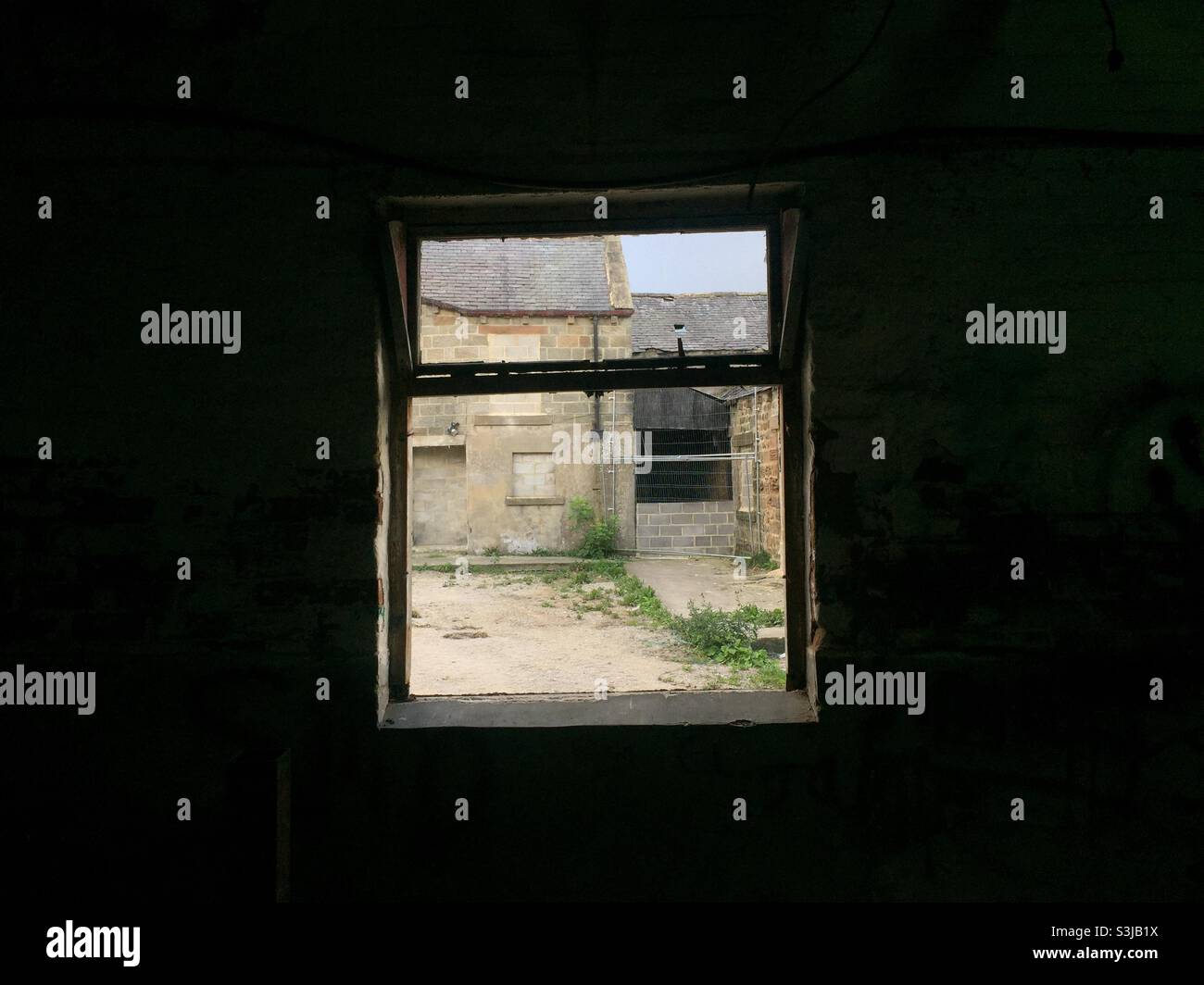 Ferme abandonnée par une fenêtre cassée - Image de stock capturée avec un smartphone