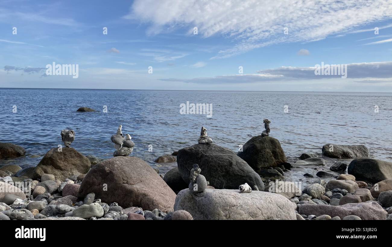 Petite cairns sur une plage de galets à la mer baltique sur l'île de Ruegen, en Allemagne Banque D'Images