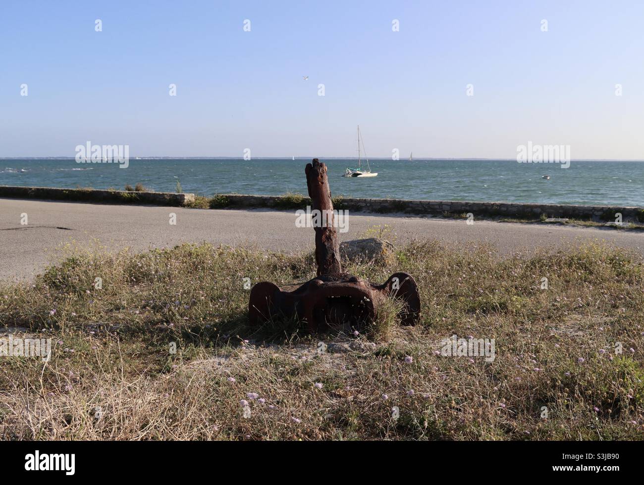 L'ancre rouillée en face de la baie de Quiberon en Bretagne Banque D'Images