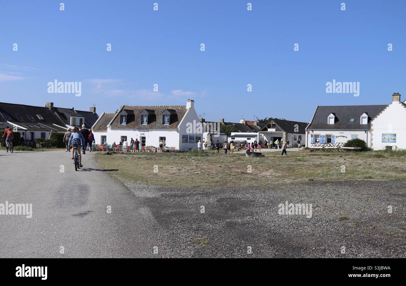 Les gens apprécient la petite île de Hoedic en Bretagne pendant les vacances d'été - Image de stock capturée avec un smartphone