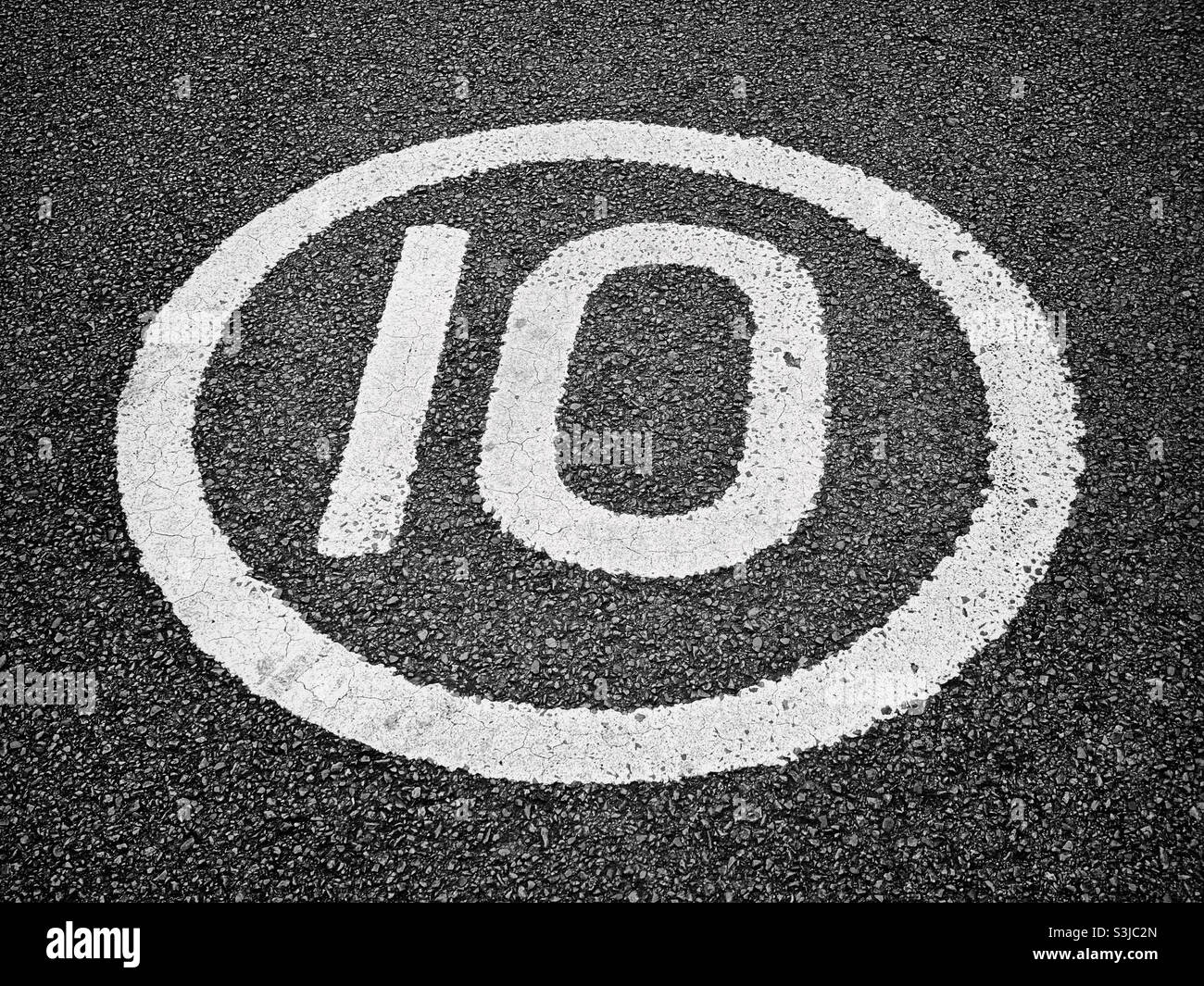 Le nombre dix dans un cercle. La limite de vitesse dans cette zone est de dix miles par heure - allez lentement! Photo ©️ COLIN HOSKINS. Banque D'Images