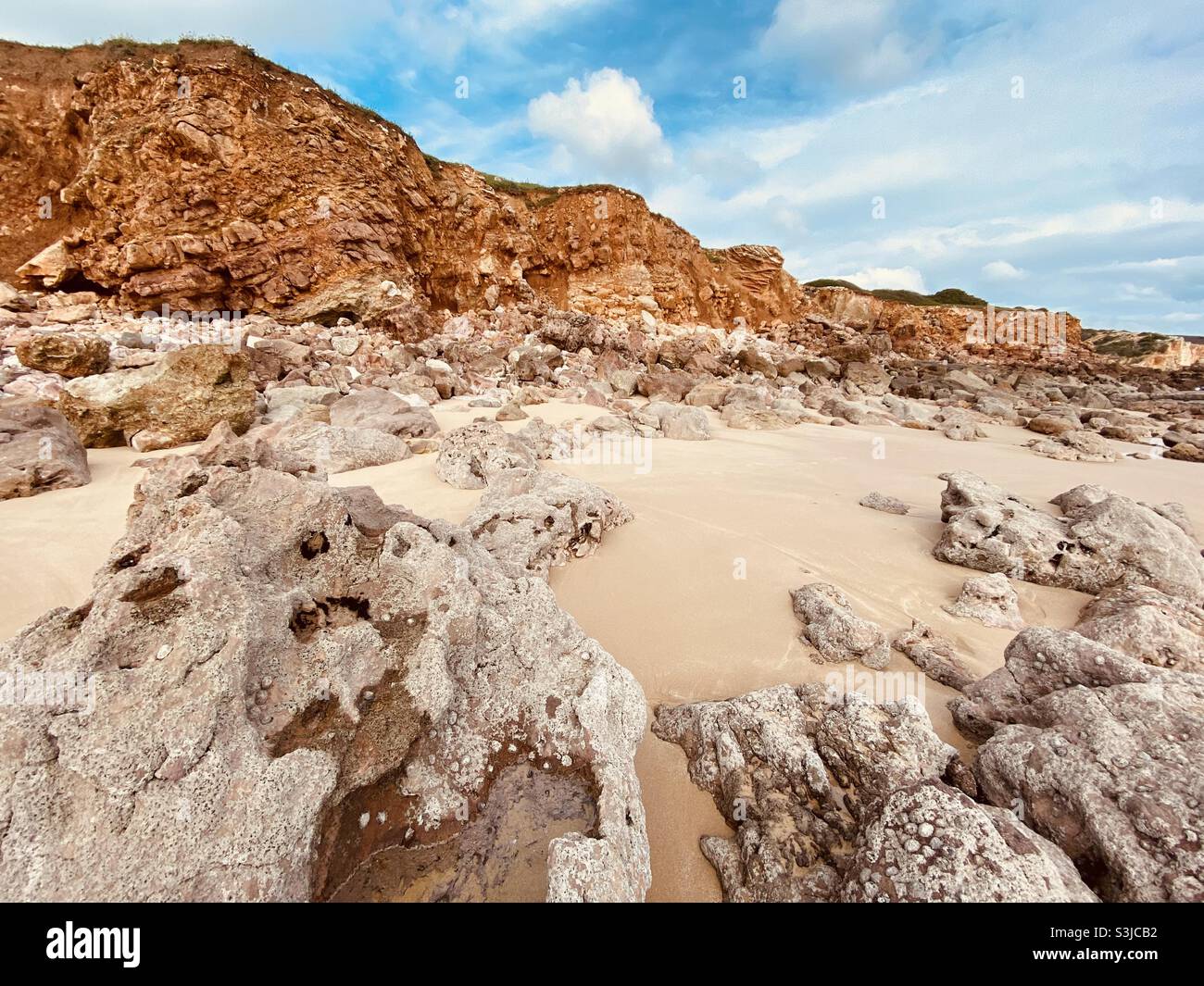 Côte rocheuse avec plage de sable entre les deux Banque D'Images