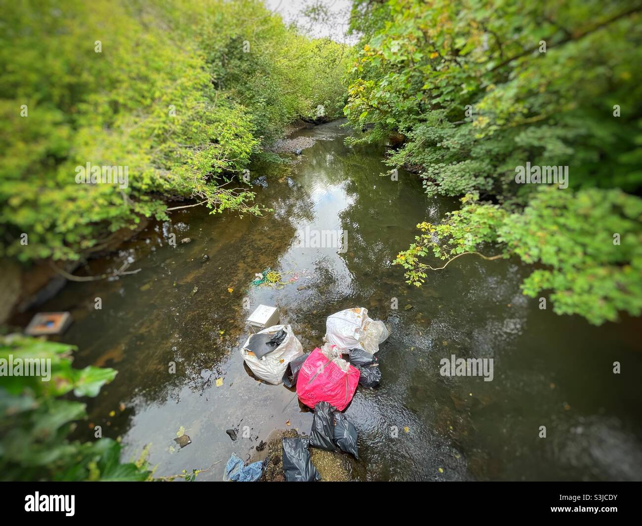 Survol de déchets dans la rivière Ely, près de Cardiff, au sud du pays de Galles, 2021. Banque D'Images