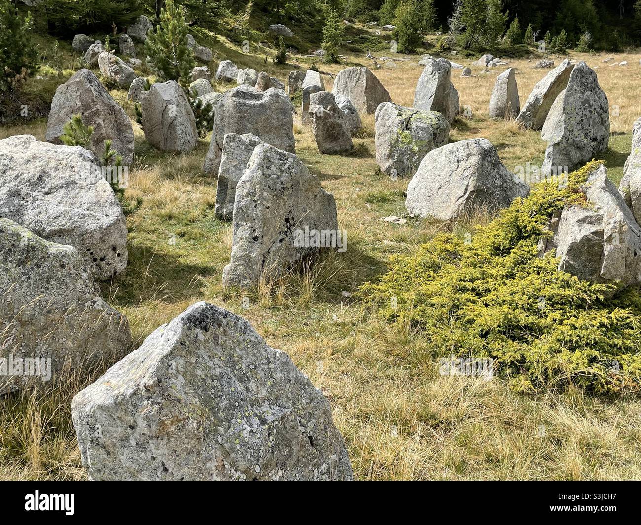 Barrière réservoir de la Seconde Guerre mondiale de Natural Rocks, col de Bernina. Engadin, Alpes suisses, Suisse Banque D'Images